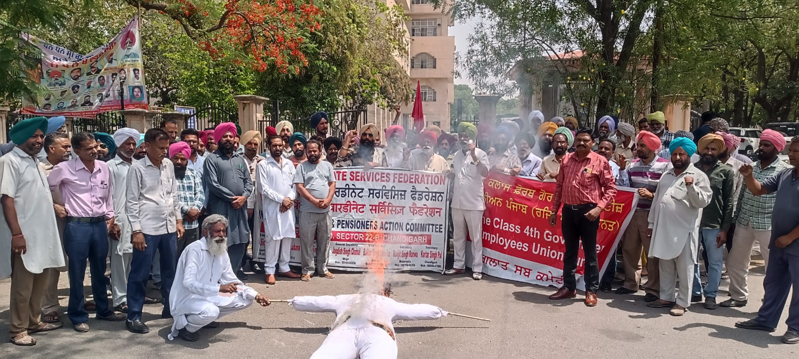 Punjab Subordinate Services Federation (1680), employees-pensioners took out the body of Punjab Government from the Forest Office and reached the DC office and burnt it.